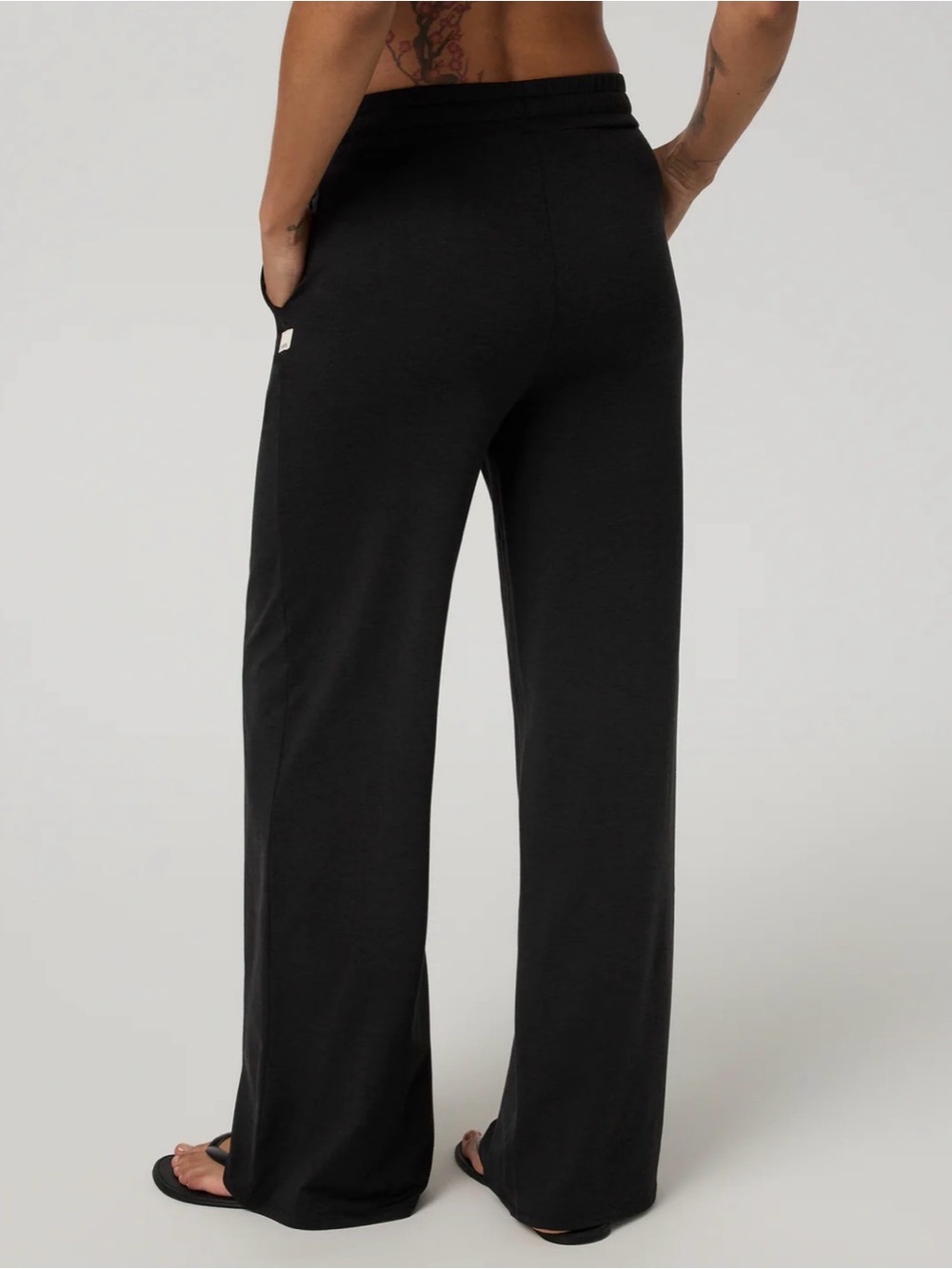 Vuori Halo Essential Wide Leg Pants Black - Picture 2 of 8